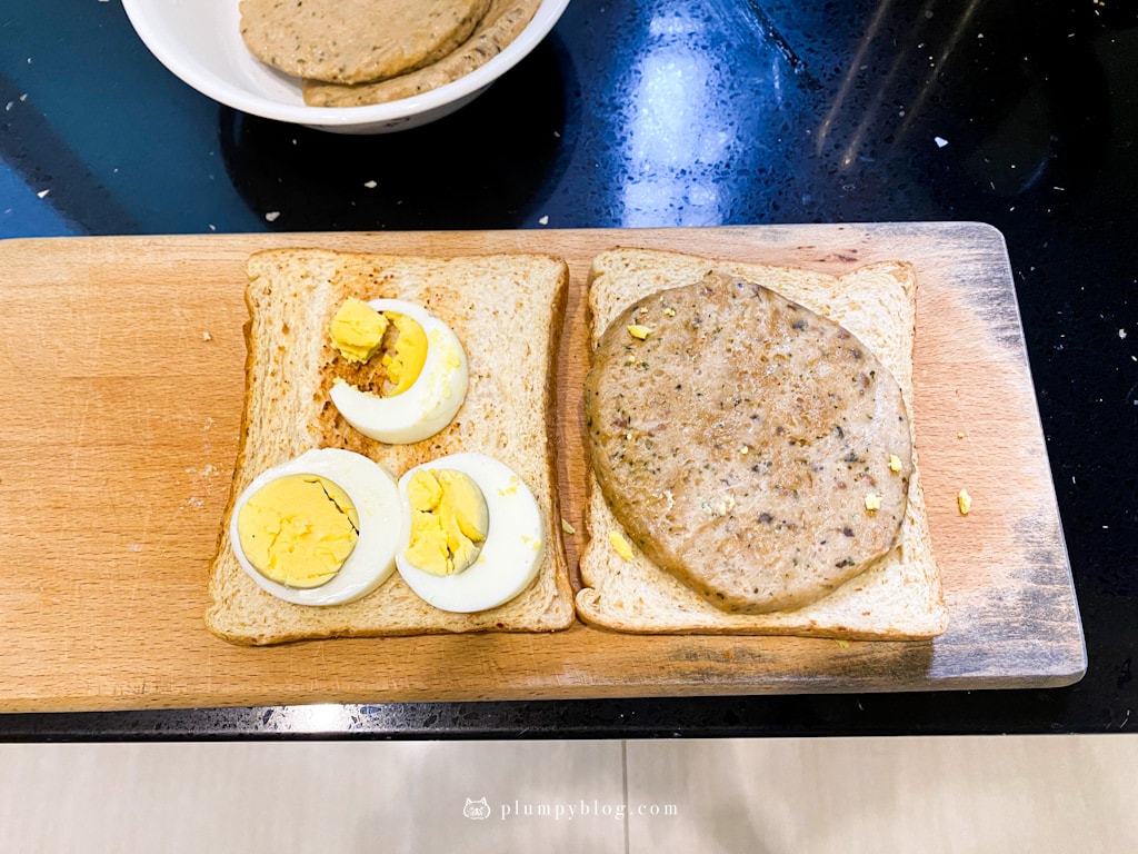 【開箱】蔬味平生|我的蔬食新生活。無肉不歡的胖貓咪,也有被蔬食征服的一天?!開箱蔬脆棒棒腿、未來肉蔬福漢堡排~香酥炸雞塊微辣好香好好吃! - 第5張圖 蔬味平生
