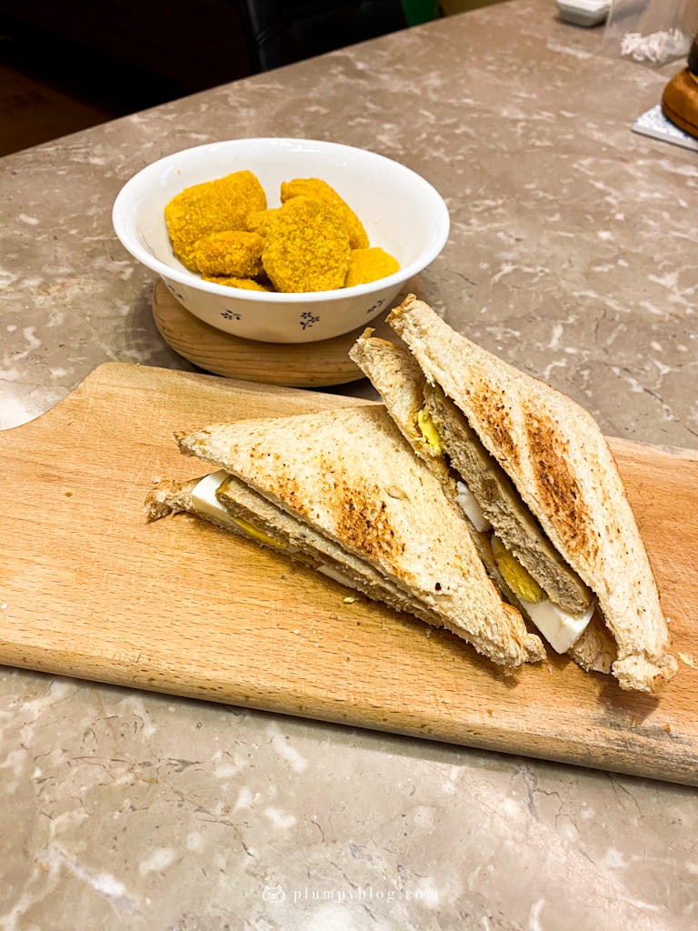 【開箱】蔬味平生|我的蔬食新生活。無肉不歡的胖貓咪,也有被蔬食征服的一天?!開箱蔬脆棒棒腿、未來肉蔬福漢堡排~香酥炸雞塊微辣好香好好吃! - 第6張圖 蔬味平生