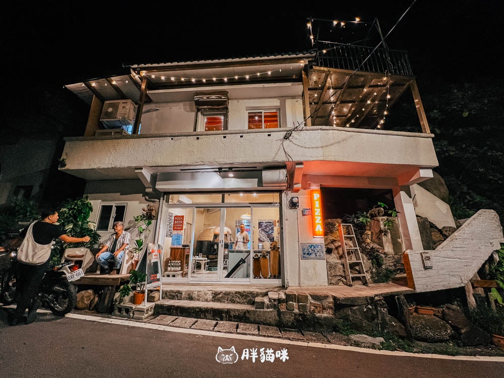 【九份美食】九份最潮手工窯烤披薩就在這裡!寬哥系列 About Pizza 水湳洞店,推薦馬告豬五花糯米椒。 - 第3張圖