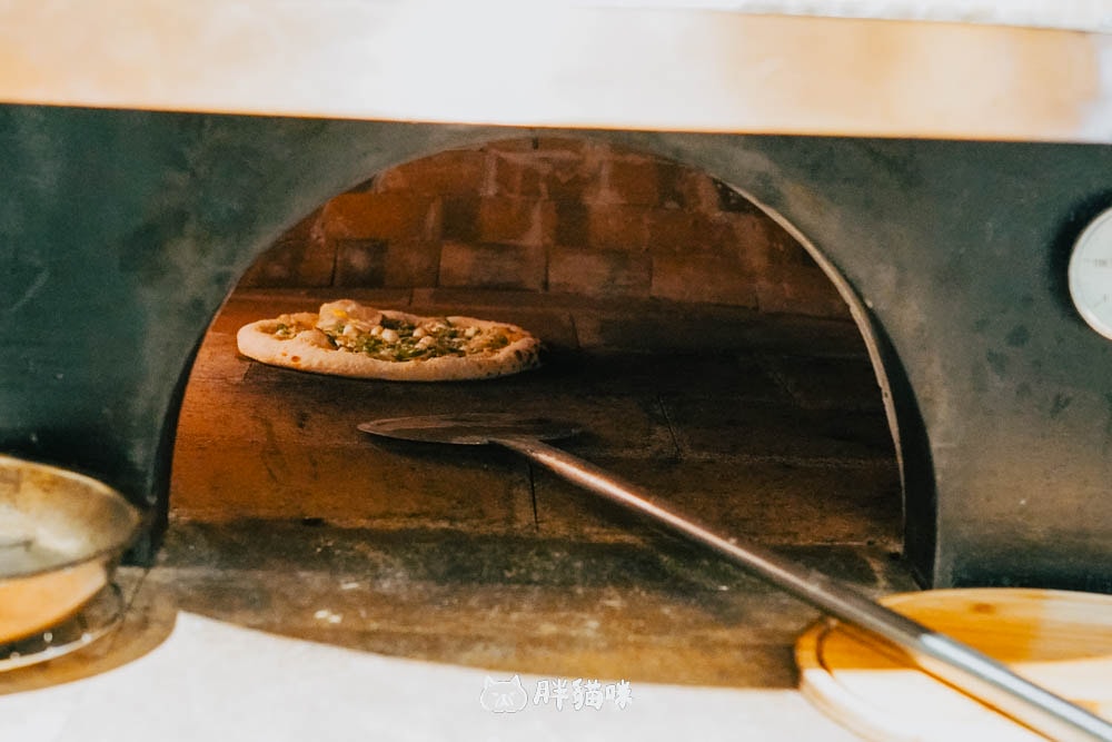 【九份美食】九份最潮手工窯烤披薩就在這裡!寬哥系列 About Pizza 水湳洞店,推薦馬告豬五花糯米椒。 - 第10張圖