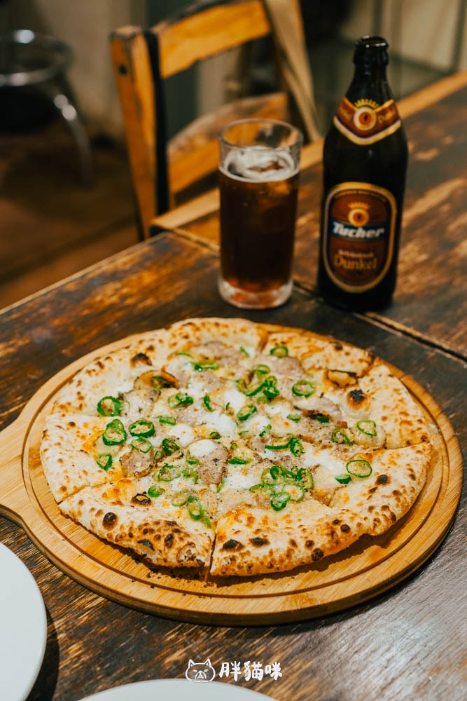 【九份美食】九份最潮手工窯烤披薩就在這裡!寬哥系列 About Pizza 水湳洞店,推薦馬告豬五花糯米椒。 - 第6張圖
