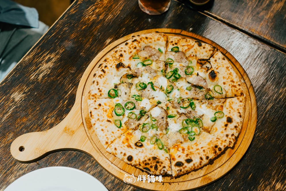 【九份美食】九份最潮手工窯烤披薩就在這裡!寬哥系列 About Pizza 水湳洞店,推薦馬告豬五花糯米椒。 - 第7張圖