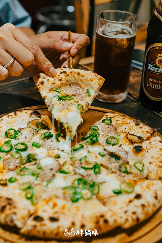 【九份美食】九份最潮手工窯烤披薩就在這裡!寬哥系列 About Pizza 水湳洞店,推薦馬告豬五花糯米椒。 - 第8張圖