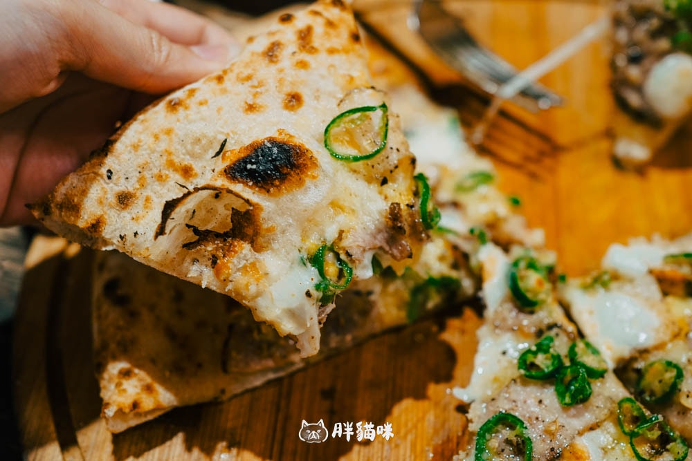 【九份美食】九份最潮手工窯烤披薩就在這裡!寬哥系列 About Pizza 水湳洞店,推薦馬告豬五花糯米椒。 - 第9張圖