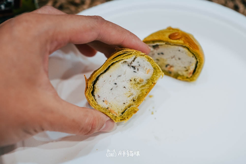 【開箱】中秋禮盒~綠金璀璨愛心聯名禮盒:有愛的中秋月餅登場。辣木粉月餅4種口味+辣木茶包超健康推薦! - 第9張圖