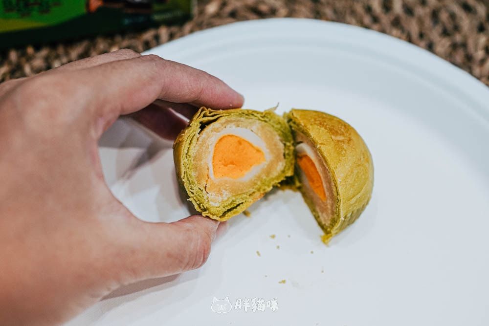 【開箱】中秋禮盒~綠金璀璨愛心聯名禮盒:有愛的中秋月餅登場。辣木粉月餅4種口味+辣木茶包超健康推薦! - 第11張圖