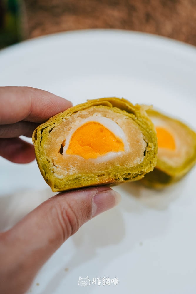 【開箱】中秋禮盒~綠金璀璨愛心聯名禮盒:有愛的中秋月餅登場。辣木粉月餅4種口味+辣木茶包超健康推薦! - 第12張圖
