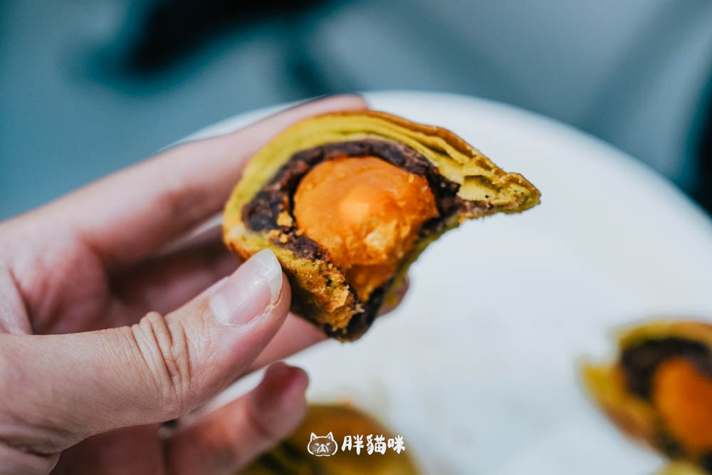 【開箱】中秋禮盒~綠金璀璨愛心聯名禮盒:有愛的中秋月餅登場。辣木粉月餅4種口味+辣木茶包超健康推薦! - 第17張圖