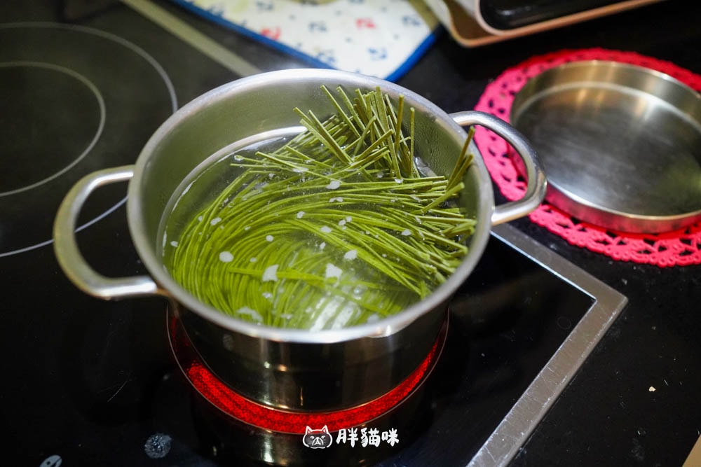 團購優惠!開箱【金德老爹辣醬】 辣椒醬新霸主!三大口味開箱評測,麻辣香搭什麼都厲害!加碼開箱香菜拌麵~ - 第15張圖