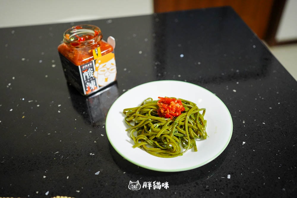 團購優惠!開箱【金德老爹辣醬】 辣椒醬新霸主!三大口味開箱評測,麻辣香搭什麼都厲害!加碼開箱香菜拌麵~ - 第9張圖