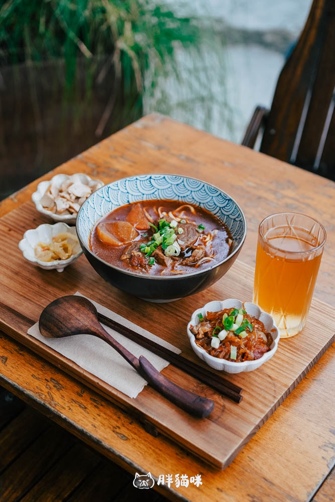 台北最難訂的牛肉麵體驗!【門前隱味牛肉麵】三重空軍一村店:湯頭濃郁、小菜驚豔,吃過才懂為何人潮擠爆! - 第8張圖