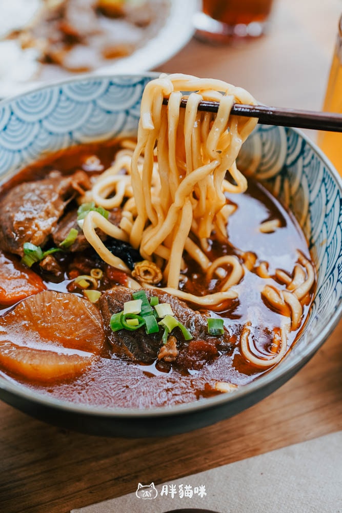 台北最難訂的牛肉麵體驗!【門前隱味牛肉麵】三重空軍一村店:湯頭濃郁、小菜驚豔,吃過才懂為何人潮擠爆! - 第9張圖