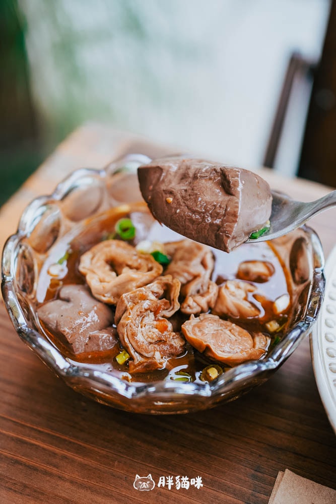 台北最難訂的牛肉麵體驗!【門前隱味牛肉麵】三重空軍一村店:湯頭濃郁、小菜驚豔,吃過才懂為何人潮擠爆! - 第17張圖