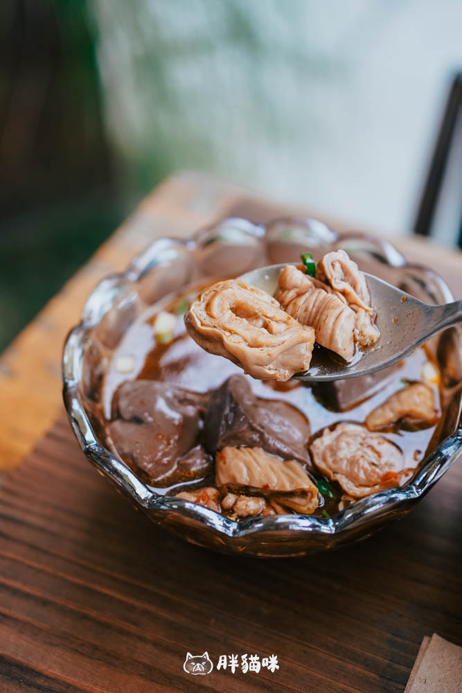 台北最難訂的牛肉麵體驗!【門前隱味牛肉麵】三重空軍一村店:湯頭濃郁、小菜驚豔,吃過才懂為何人潮擠爆! - 第18張圖