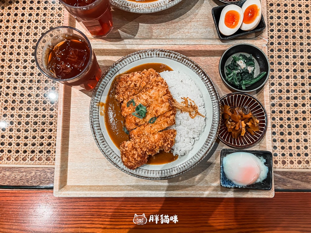 微風台北車站2F美食【新高軒咖喱】復古裝潢與超滿足套餐,推薦炸豬排咖哩飯。 - 第4張圖