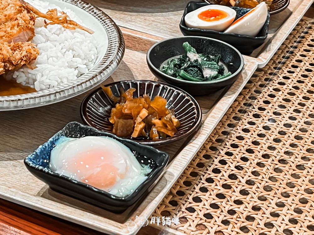 微風台北車站2F美食【新高軒咖喱】復古裝潢與超滿足套餐,推薦炸豬排咖哩飯。 - 第6張圖