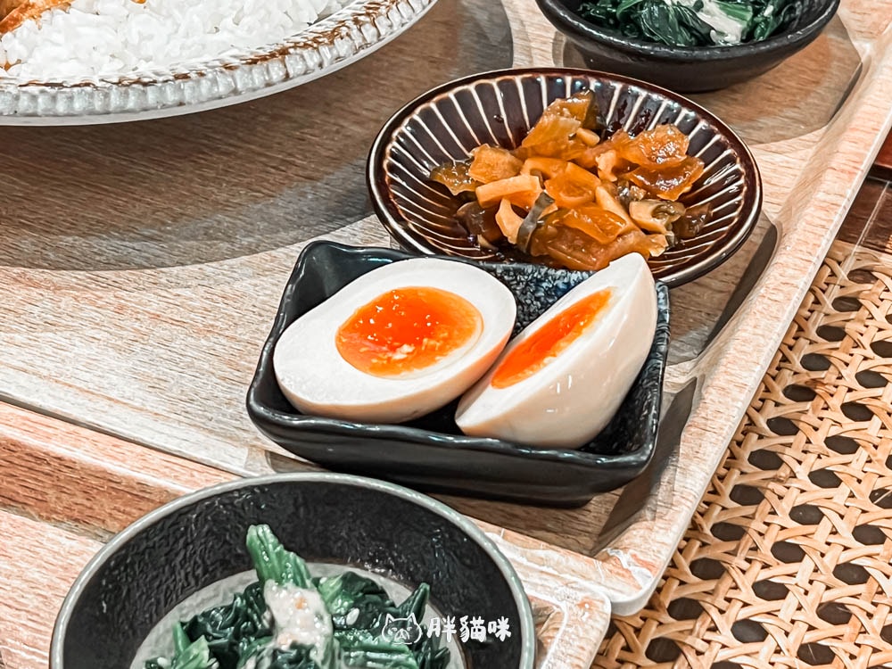 微風台北車站2F美食【新高軒咖喱】復古裝潢與超滿足套餐,推薦炸豬排咖哩飯。 - 第11張圖