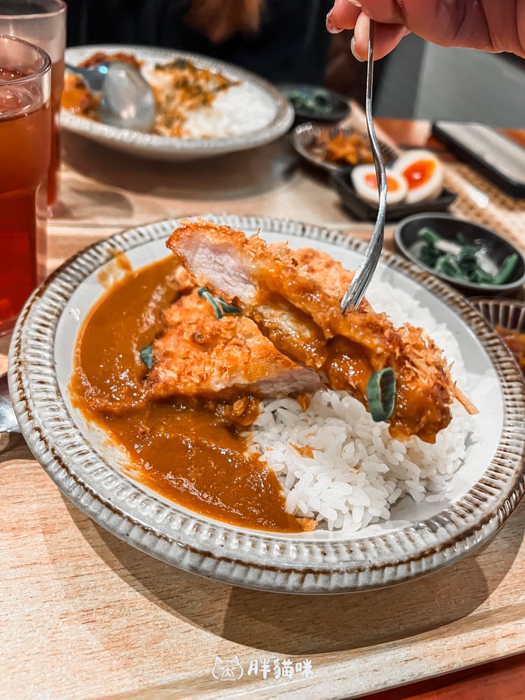 微風台北車站2F美食【新高軒咖喱】復古裝潢與超滿足套餐,推薦炸豬排咖哩飯。 - 第8張圖