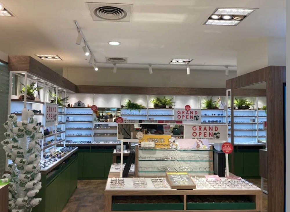 台南眼鏡市場櫃檯服務與品牌眼鏡展示，快速配鏡選擇
