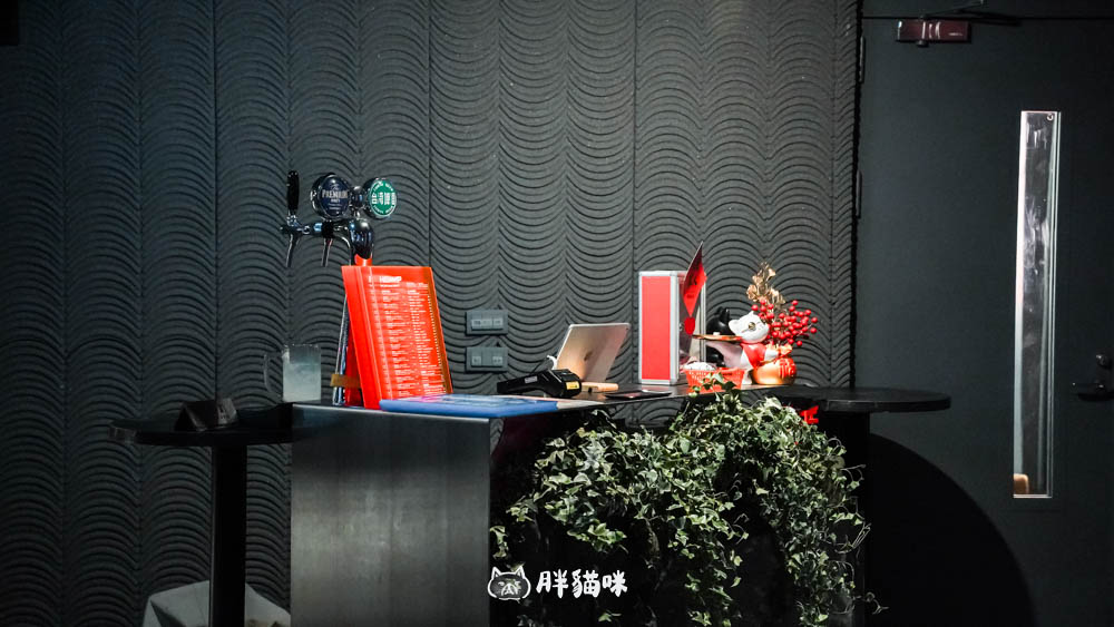 西門酒吧推薦【HELP Bar & Cafe Taipei】情緒診療酒單5選太浮誇!點滴調酒、醫藥箱shot全收服我的心 - 第43張圖