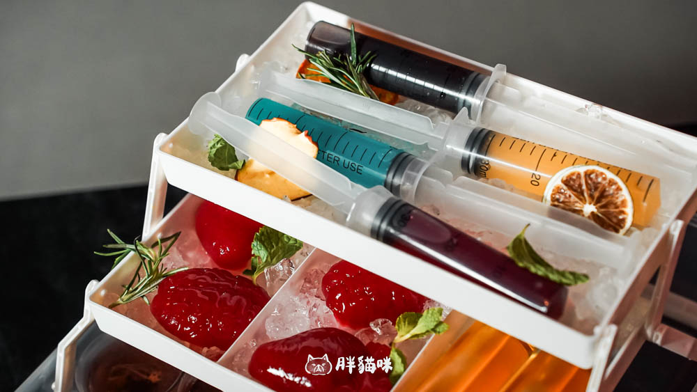 西門酒吧推薦【HELP Bar & Cafe Taipei】情緒診療酒單5選太浮誇!點滴調酒、醫藥箱shot全收服我的心 - 第21張圖