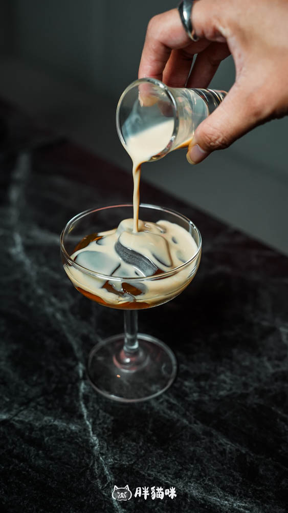 西門酒吧推薦【HELP Bar & Cafe Taipei】情緒診療酒單5選太浮誇!點滴調酒、醫藥箱shot全收服我的心 - 第39張圖