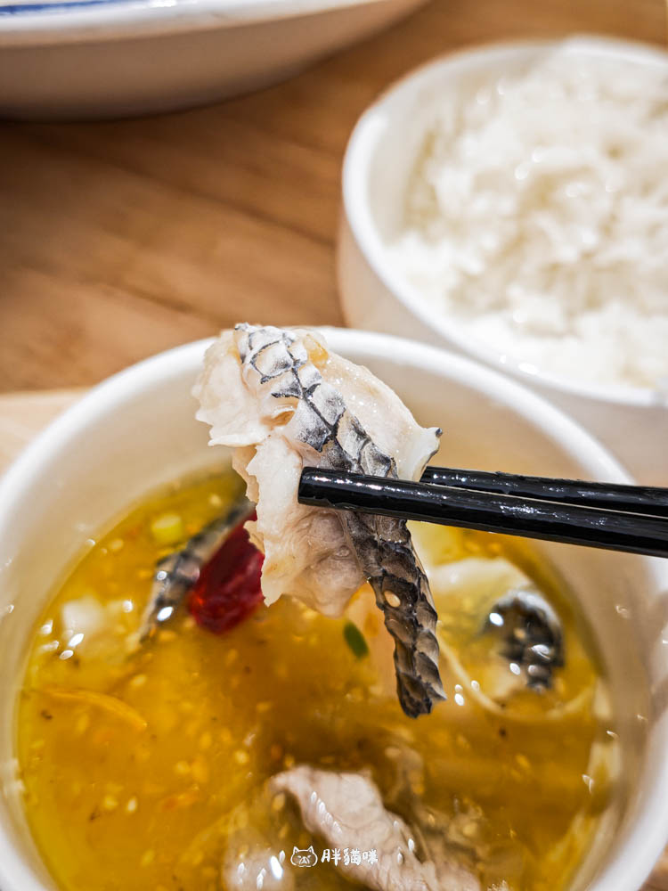 台北東區宵夜推薦【吾二酸菜魚】老壇酸菜魚,新奇風味還能自泡洛神花茶 - 第7張圖