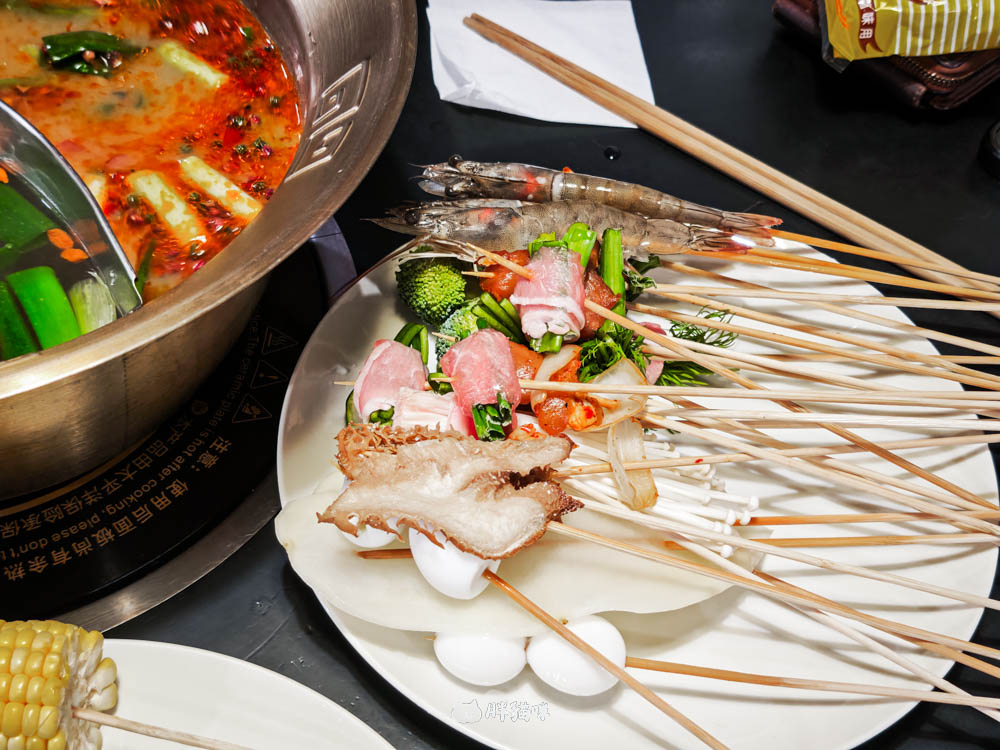 板橋火鍋推薦：一串只要10元！「爽辣重慶串串鍋」腦花控必衝，道地牛油麻辣鍋配酸梅汁超爽快