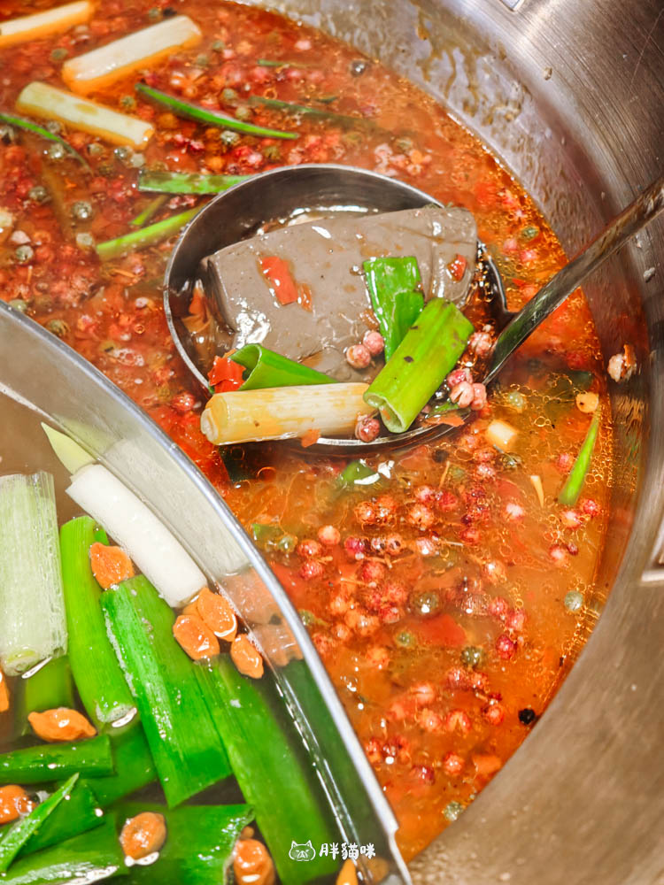 板橋火鍋推薦：一串只要10元！「爽辣重慶串串鍋」腦花控必衝，道地牛油麻辣鍋配酸梅汁超爽快