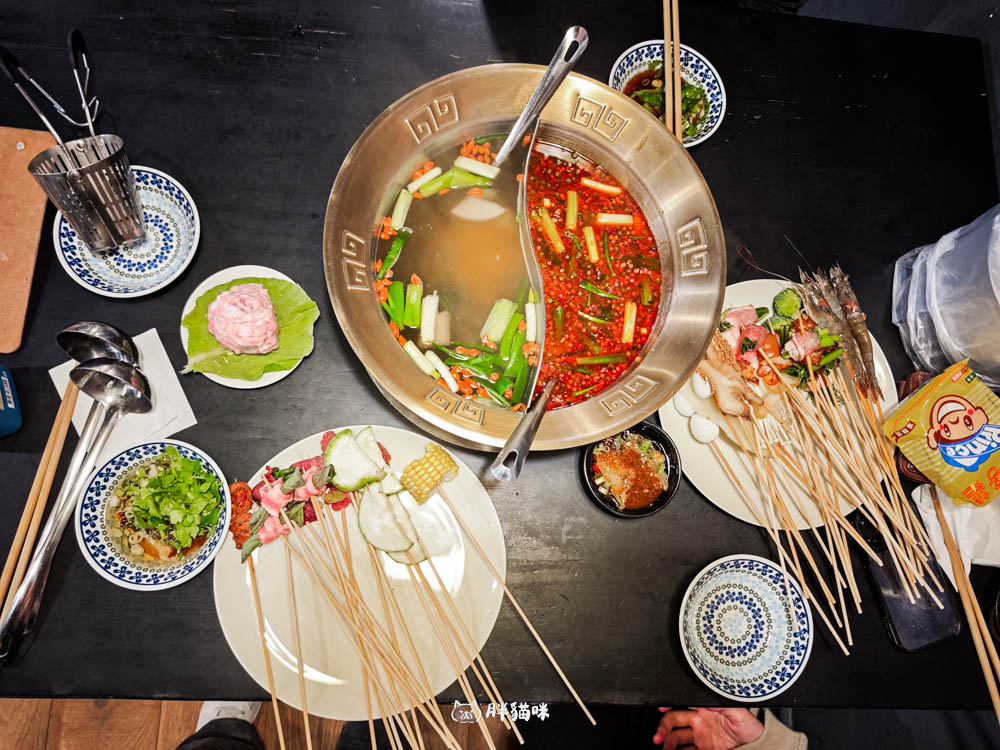 板橋火鍋推薦：一串只要10元！「爽辣重慶串串鍋」腦花控必衝，道地牛油麻辣鍋配酸梅汁超爽快