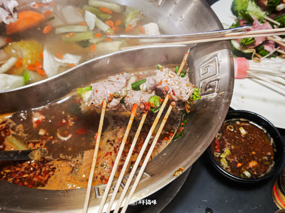 板橋火鍋推薦：一串只要10元！「爽辣重慶串串鍋」腦花控必衝，道地牛油麻辣鍋配酸梅汁超爽快