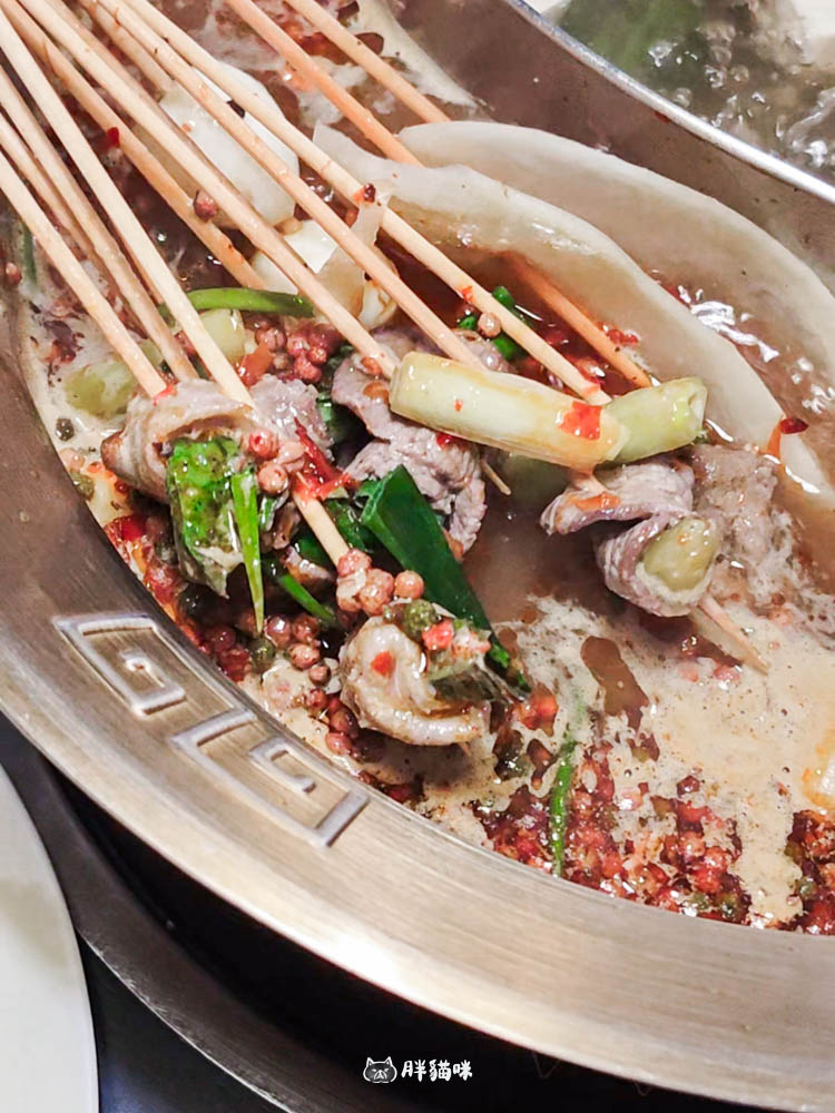 板橋火鍋推薦：一串只要10元！「爽辣重慶串串鍋」腦花控必衝，道地牛油麻辣鍋配酸梅汁超爽快